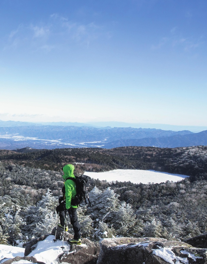北八ヶ岳にゅう 白駒池 そして高見石へ 雪原の下に眠る池と 雪化粧の岩々 Kono 電子雜誌